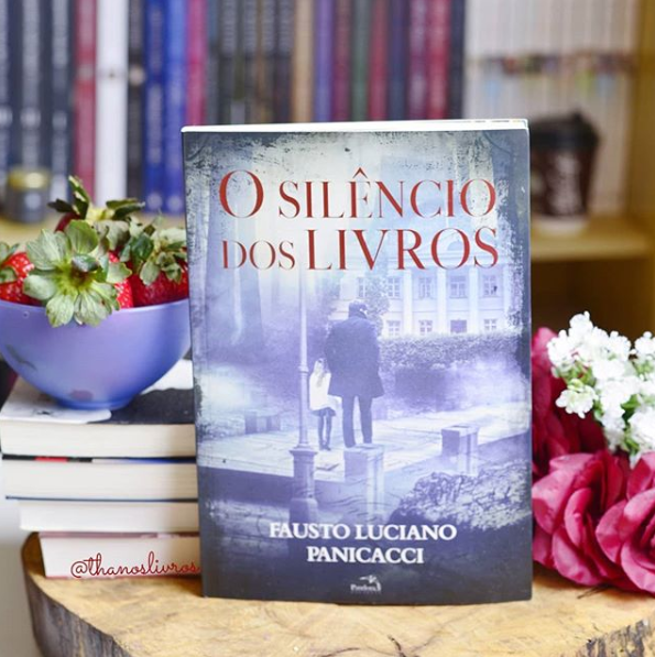 Thá nos Livros